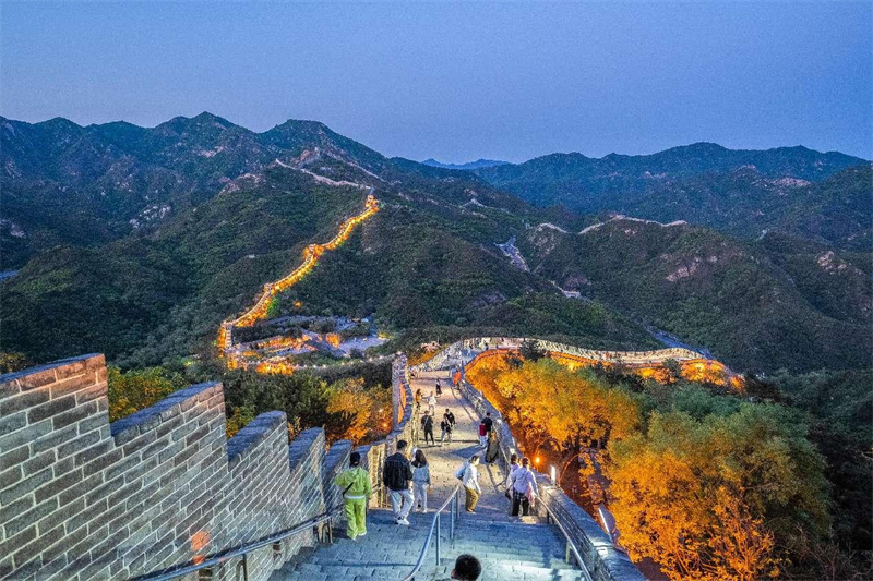 Photo prise le 30 avril 2025 montrant des touristes appréciant une vue nocturne sur la section de Badaling de la Grande Muraille à Beijing. (Luo Dafu / Pic.people.com.cn)