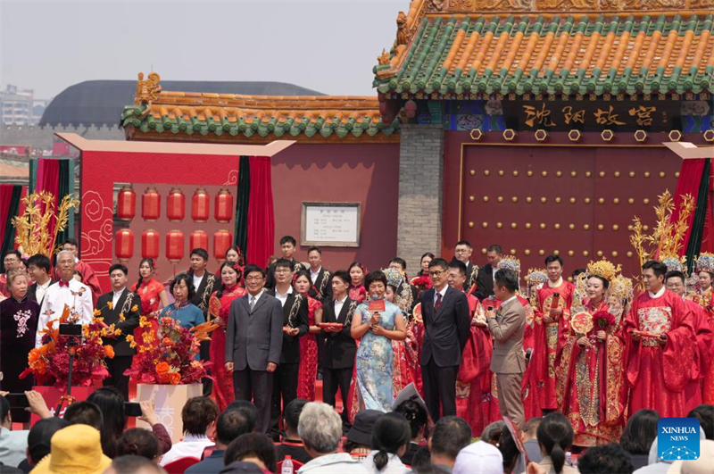 Liaoning : une cérémonie de mariage de groupe organisée au palais impérial de Shenyang