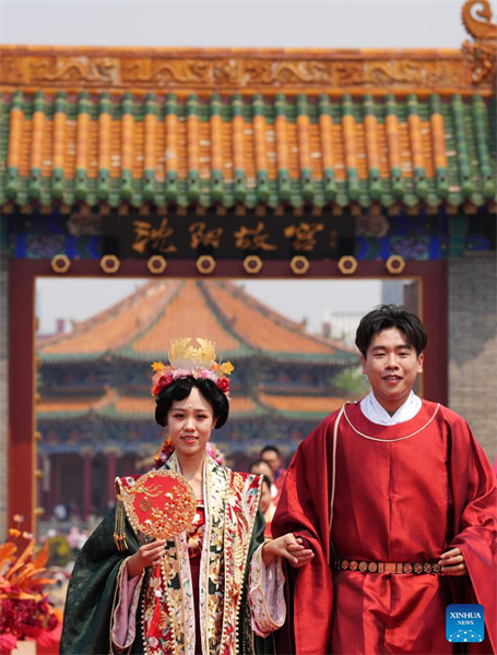 Liaoning : une cérémonie de mariage de groupe organisée au palais impérial de Shenyang