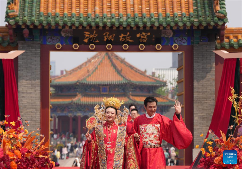 Liaoning : une cérémonie de mariage de groupe organisée au palais impérial de Shenyang