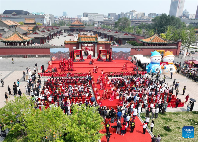 Liaoning : une cérémonie de mariage de groupe organisée au palais impérial de Shenyang