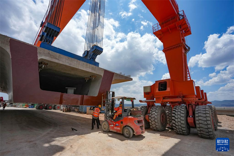Yunnan : la pose de poutres sur la ligne à grande vitesse Chongqing-Kunming bat son plein