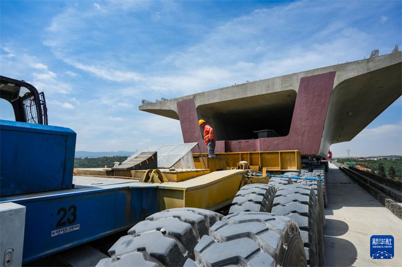 Yunnan : la pose de poutres sur la ligne à grande vitesse Chongqing-Kunming bat son plein