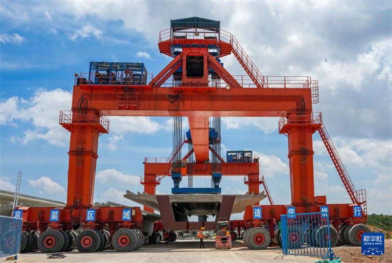 Yunnan : la pose de poutres sur la ligne à grande vitesse Chongqing-Kunming bat son plein