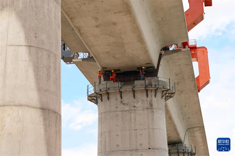 Yunnan : la pose de poutres sur la ligne à grande vitesse Chongqing-Kunming bat son plein