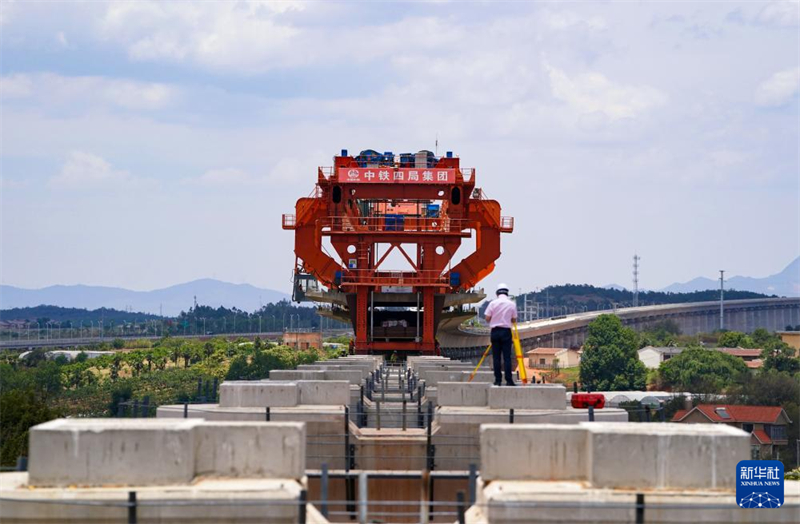 Yunnan : la pose de poutres sur la ligne à grande vitesse Chongqing-Kunming bat son plein