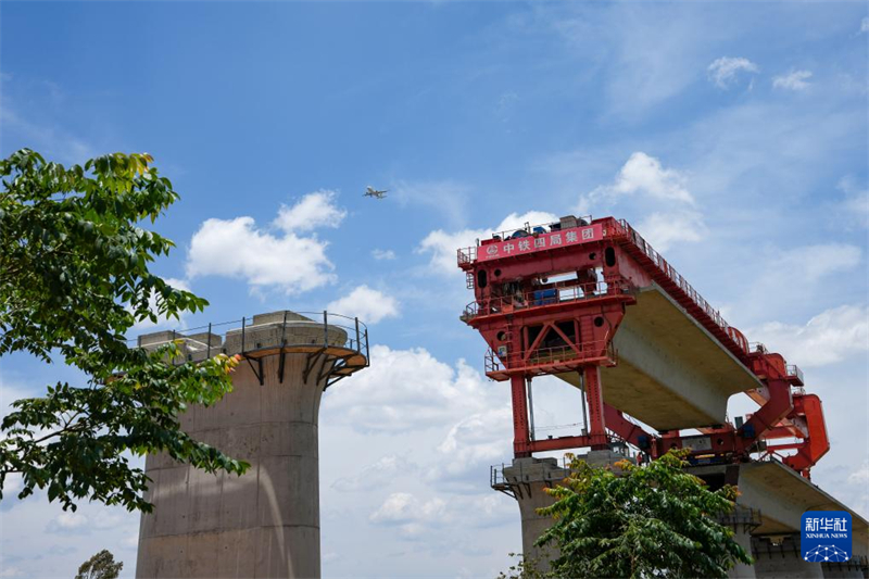 Yunnan : la pose de poutres sur la ligne à grande vitesse Chongqing-Kunming bat son plein