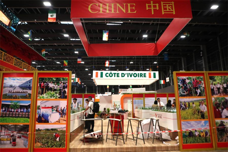 Des personnes visitent le pavillon de Chine lors de la 7e édition du Salon international de l'agriculture et des ressources animales (SARA 2025) au Parc des expositions de Port-Bou?t à Abidjan, en C?te d'Ivoire, le 23 mai 2025. (Xinhua/Yvan Sonh)