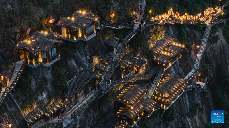 Jiangxi?: les merveilles à flanc de falaise de Wangxian stimulent le tourisme dans l'est de la Chine