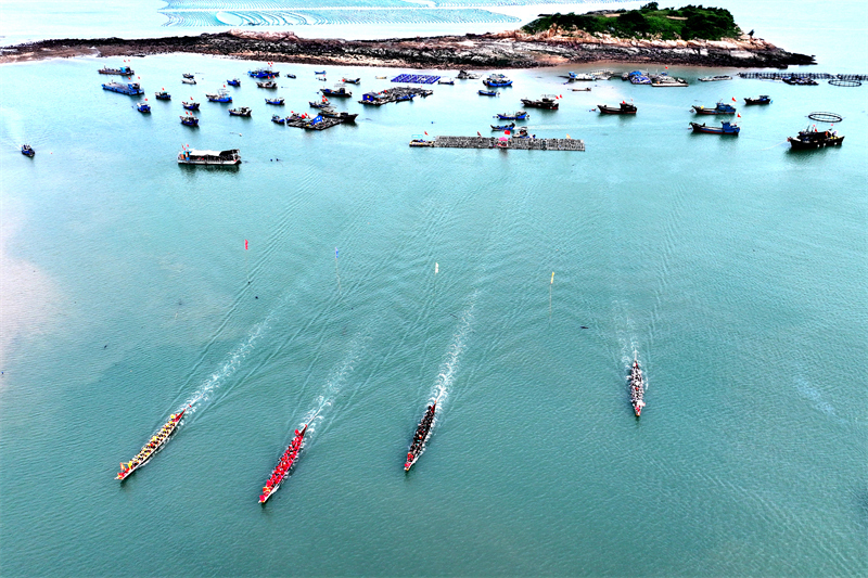 Fujian : une course de bateaux-dragons en mer à Lianjiang