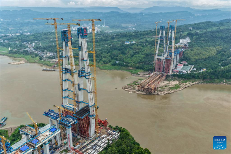 Chongqing : la tour nord du pont de Shituo sur le Yangtsé a re?u sa couverture