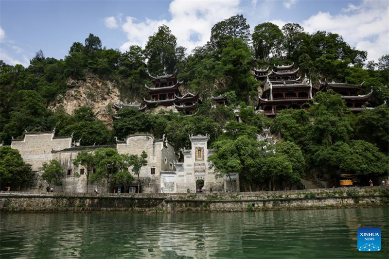 Guizhou : le complexe de grottes de Qinglong, des batiments anciens à flanc de falaise