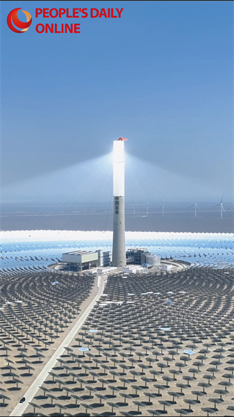 Xinjiang : une centrale solaire thermique dans le désert de Gobi à Hami