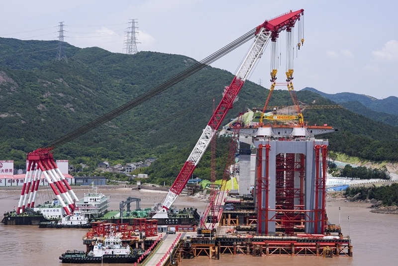 Zhejiang?: la première poutre en acier installée sur le plus grand pont rail-route du monde