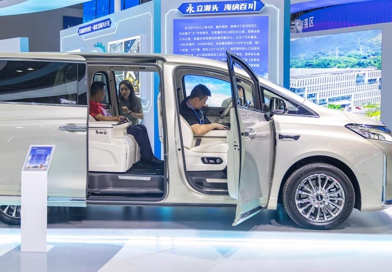 Des visiteurs essayent un nouveau modèle de véhicule électrique sur le stand de Yongchuan lors de la 7e Foire internationale pour l'investissement et le commerce de l'ouest de la Chine, à Chongqing, dans le sud-ouest de la Chine, le 22 mai 2025. (Photo / Xinhua)