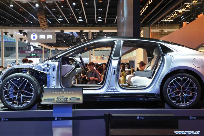 Des visiteurs regardent des voitures au stand de BYD lors du Salon international de l'automobile de la région de la Grande Baie Guangdong-Hong Kong-Macao 2025 à Shenzhen, de la province chinoise du Guangdong (sud), le 31 mai 2025. (Photo : Liang Xu)