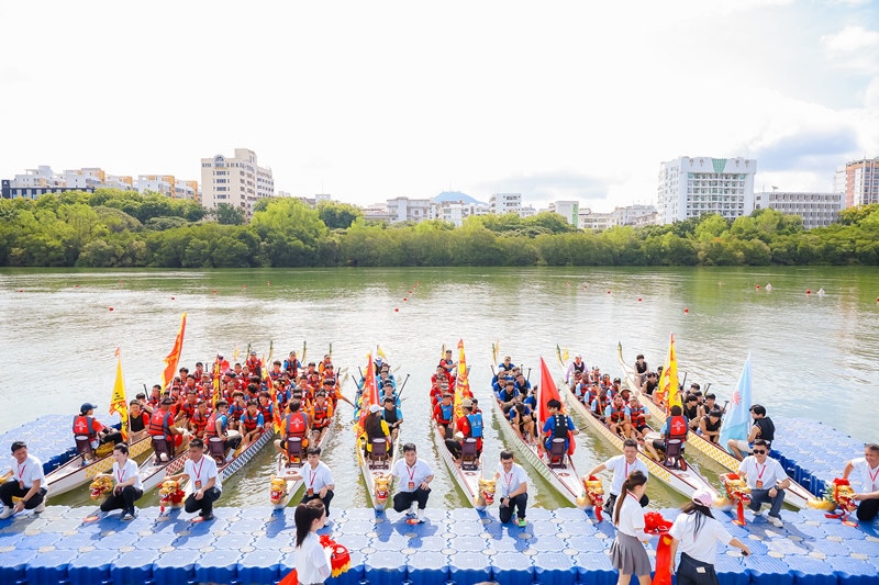 Hainan : des jeunes étrangers participent à une course de bateaux-dragons à Sanya
