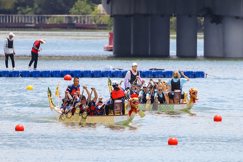 Hainan : des jeunes étrangers participent à une course de bateaux-dragons à Sanya