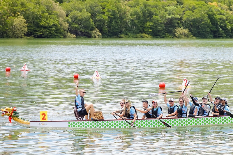 Hainan : des jeunes étrangers participent à une course de bateaux-dragons à Sanya