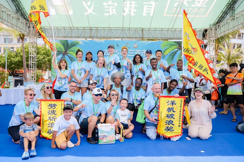 Hainan : des jeunes étrangers participent à une course de bateaux-dragons à Sanya