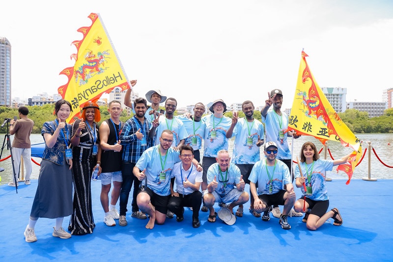 Hainan : des jeunes étrangers participent à une course de bateaux-dragons à Sanya