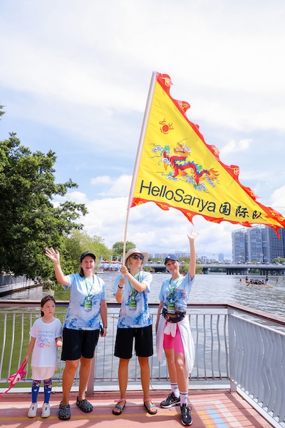 Hainan : des jeunes étrangers participent à une course de bateaux-dragons à Sanya