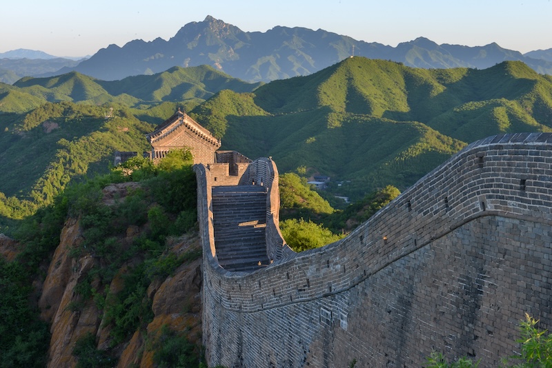 Hebei : le paysage pittoresque de la Grande Muraille entourée de montagnes vertes à Luanping