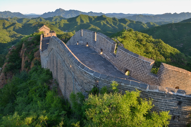 Hebei : le paysage pittoresque de la Grande Muraille entourée de montagnes vertes à Luanping
