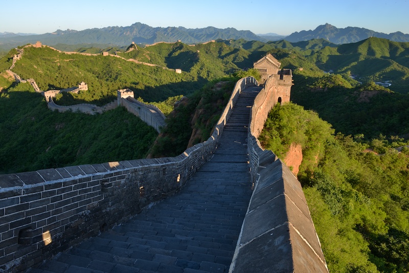 Hebei : le paysage pittoresque de la Grande Muraille entourée de montagnes vertes à Luanping
