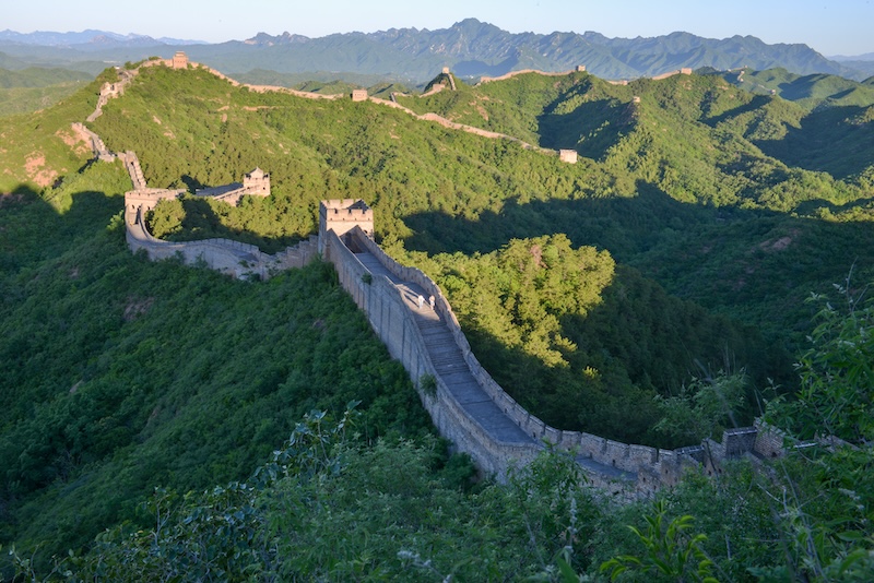 Hebei : le paysage pittoresque de la Grande Muraille entourée de montagnes vertes à Luanping