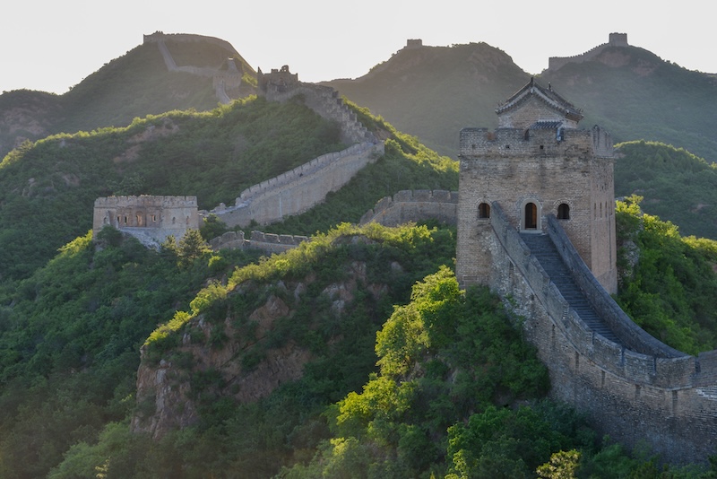 Hebei : le paysage pittoresque de la Grande Muraille entourée de montagnes vertes à Luanping