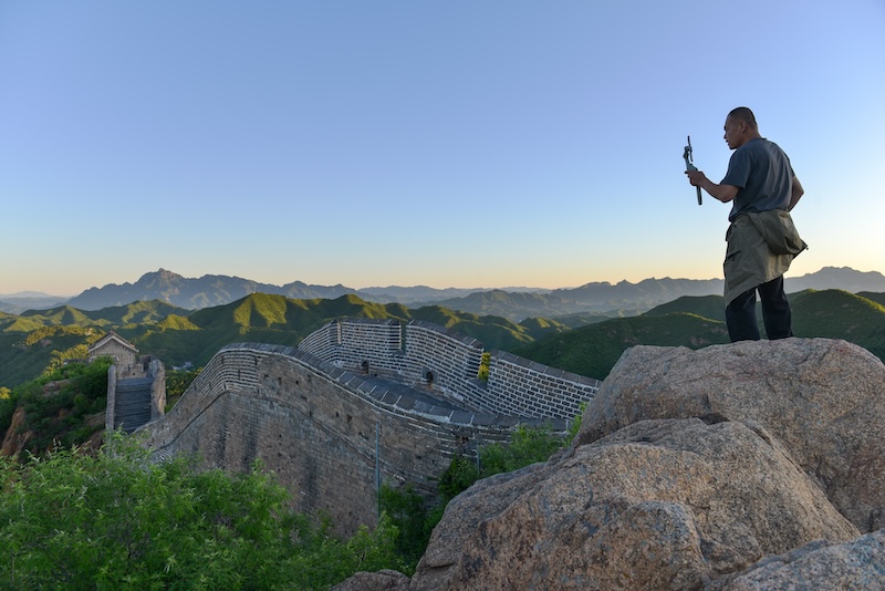 Hebei : le paysage pittoresque de la Grande Muraille entourée de montagnes vertes à Luanping