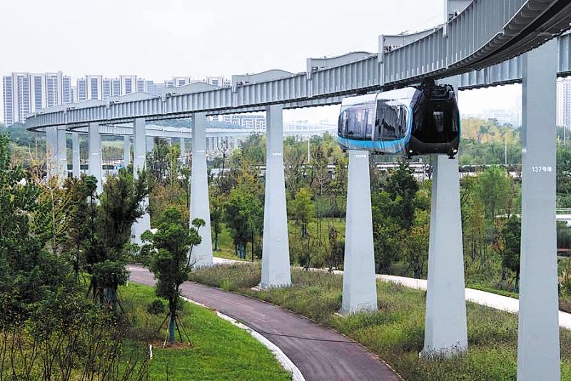 Une nouvelle ligne de monorail suspendu en service à Wuhan, capitale de la province du Hubei (centre de la Chine). (Du Zixuan / Xinhua)