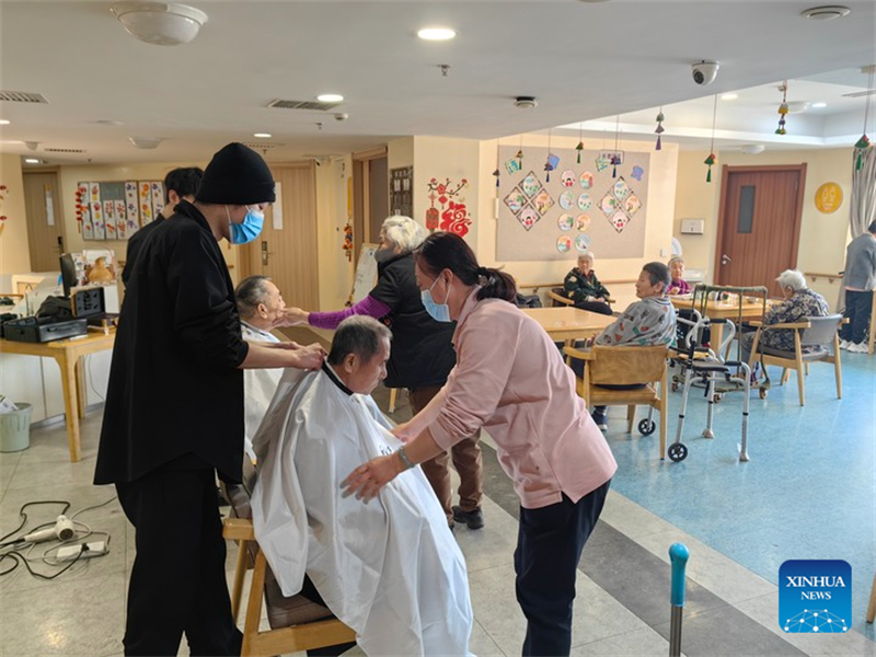 Des membres du personnel coupent les cheveux des clients d'une maison de retraite pour personnes agées de la ville de Shenyang, capitale de la province du Liaoning (nord-est de la Chine), le 5 mars 2025. (Bai Yongquan / Xinhua)