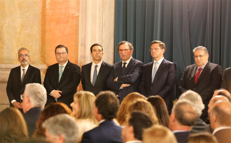 Le nouveau gouvernement portugais prête serment
