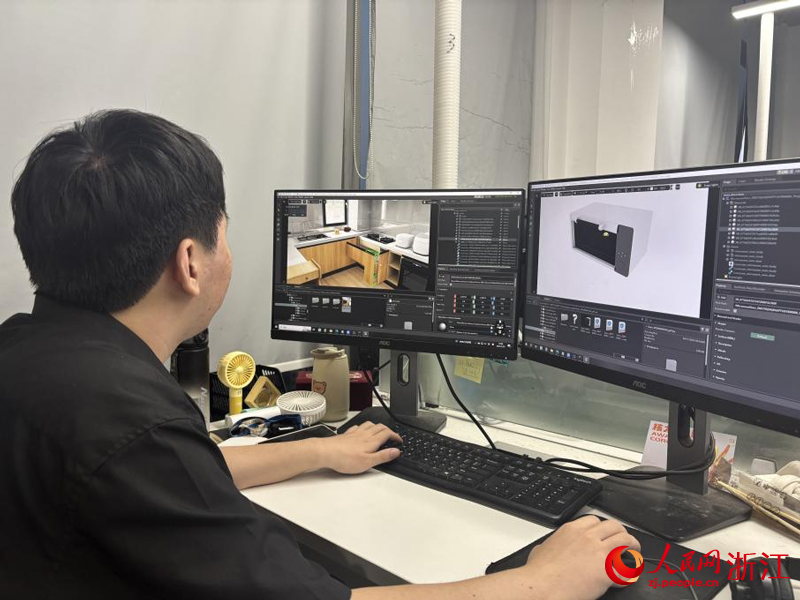 Zhou Chuhan pose des questions à un robot. (Wang Liwei / Le Quotidien du Peuple en ligne)