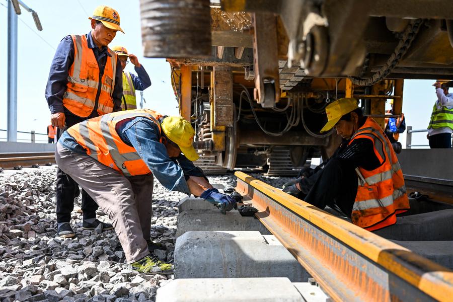 Des ouvriers posent des rails sur le chantier du grand pont de Wuhai, au-dessus du fleuve Jaune dans la région autonome de Mongolie intérieure, le 6 juin 2025. (Photo : Li Zhipeng)