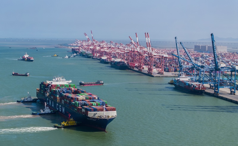 Guangdong : les opérations de chargement et de déchargement battent leur plein au terminal de Nansha à Guangzhou