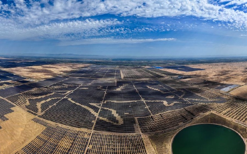 Mongolie intérieure : ?des projets photovolta?ques transforment les terres sableuses des déserts de Kubuqi et d'Ulan Buh en ? mers bleues ?