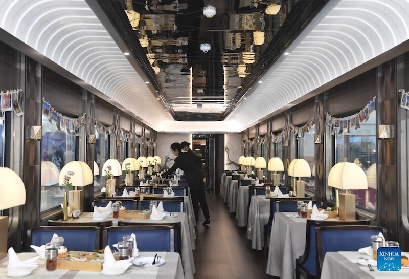 Photo montrant le restaurant d'un train touristique sur le thème du panda à la gare d'Anjing à Chengdu, capitale de la province du Sichuan (sud-ouest de la Chine), le 10 novembre 2024. (Liu Kun / Xinhua)