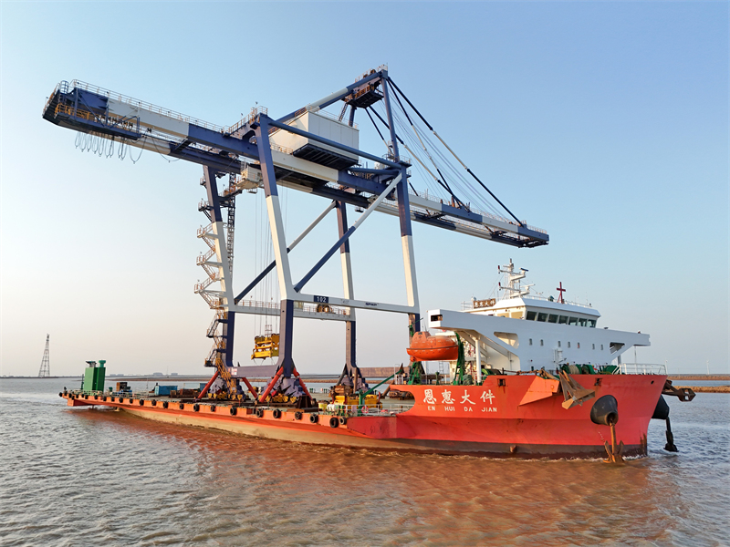 Shandong : la première grue de quai pour conteneurs de grande taille de la zone portuaire de Tao'erhe inaugurée à Binzhou