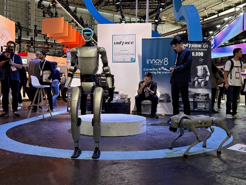 Un robot humano?de et un robot quadrupède développés par Unitree  exposés le 11 juin sur le stand de l'entreprise lors de VivaTech à Paris, attirant l'attention des passionnés de technologie et des professionnels de l'industrie. (Wang Mingjie / China Daily)