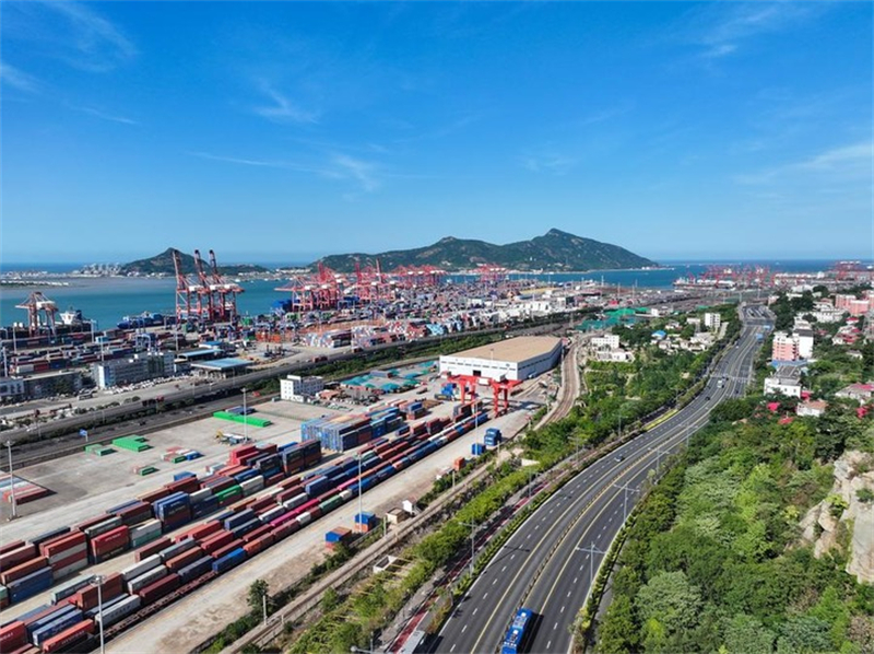 Photo aérienne prise par un drone le 26 juin 2024 montrant la base de coopération logistique Chine-Kazakhstan (Lianyungang) à Lianyungang, dans la province chinoise du Jiangsu (est). (Xinhua/Ji Chunpeng)