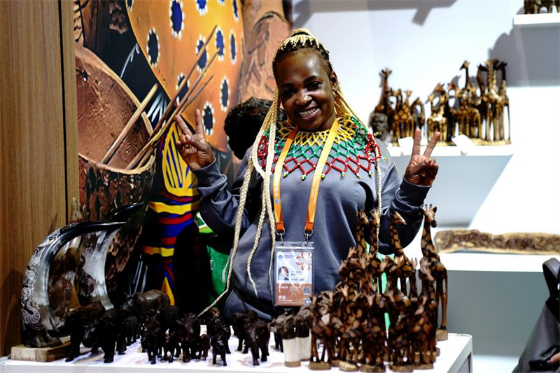 Une exposante du pavillon du Zimbabwe pose pour une photo lors de la 7e Exposition internationale d'importation de la Chine (CIIE), à Shanghai, dans l'est de la Chine, le 7 novembre 2024. (Xinhua/Zhang Jiansong)