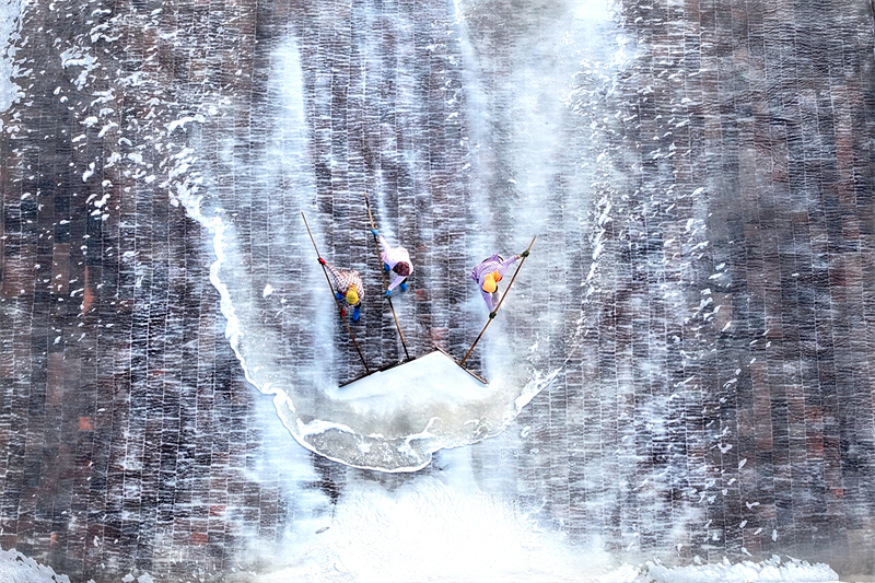 Fujian : la récolte de sel d'été bat son plein à Quanzhou