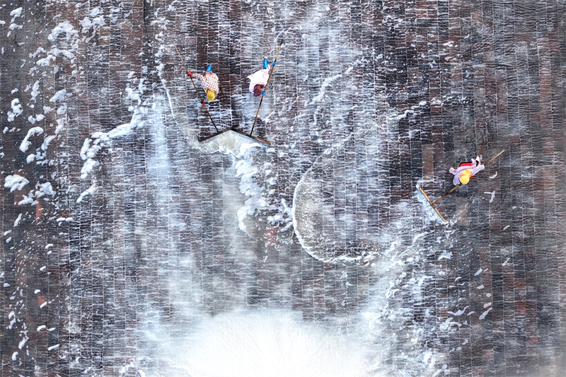 Fujian : la récolte de sel d'été bat son plein à Quanzhou