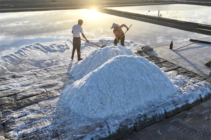 Fujian : la récolte de sel d'été bat son plein à Quanzhou