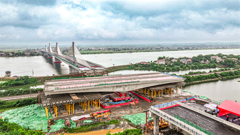 Hunan : le pont tournant autoroutier le plus lourd et le plus large de la province mis en place avec succès à Zhuzhou