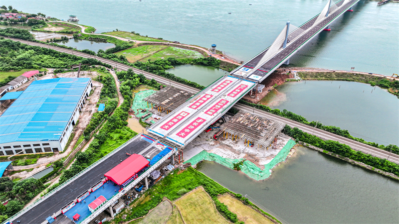 Hunan : le pont tournant autoroutier le plus lourd et le plus large de la province mis en place avec succès à Zhuzhou