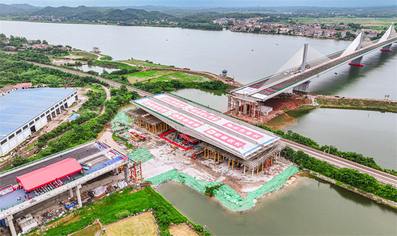 Hunan : le pont tournant autoroutier le plus lourd et le plus large de la province mis en place avec succès à Zhuzhou